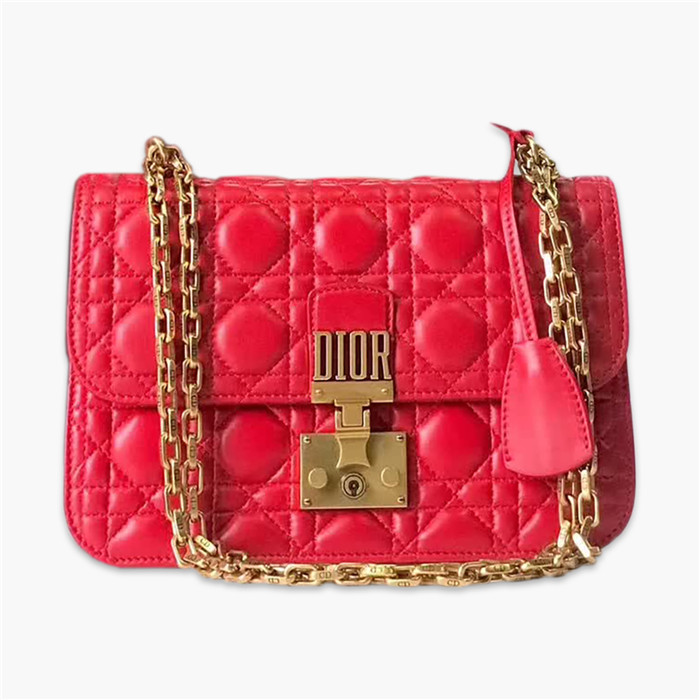【原版皮】迪奥/Dior 链条包,选用小羊皮绗缝藤格纹,饰以精致又摩登复古品牌标识锁扣,很有年代感,搭配链条肩带,真是perfect