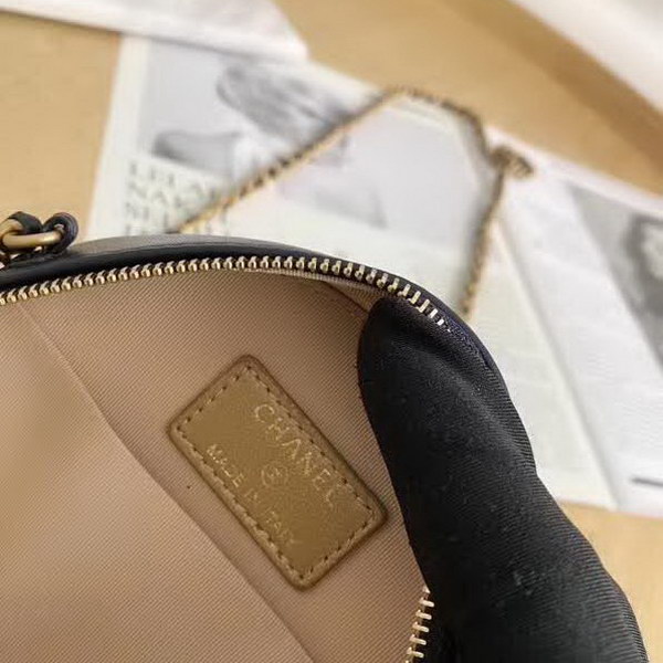 【原版皮】香奈儿/Chanel 金球系列小圆饼包,采用小羊皮精心裁制而成,柔软细腻搭配这季最火爆的链条,神奇的小金球能控制肩带长短,平时出门带的口红车钥匙纸巾都能放,款号:AS0366