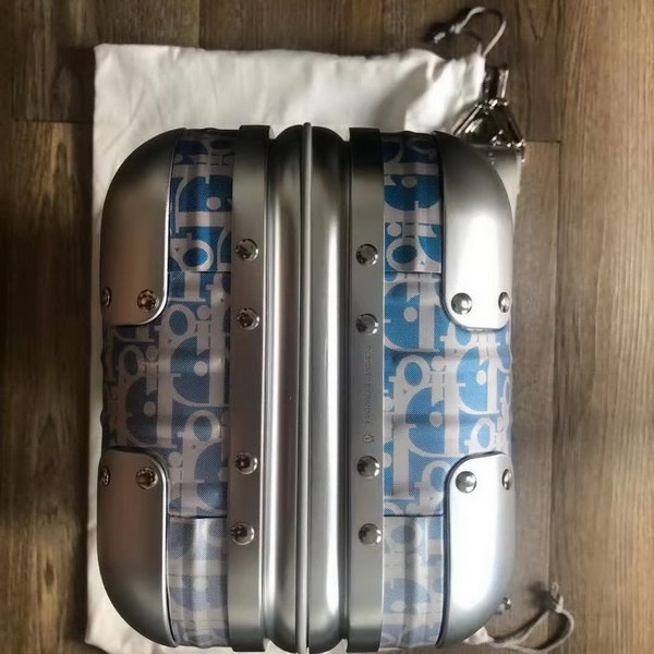 迪奥Dior X 日默瓦/RiMoWa 独家定制款化妆箱,汇集艺术,时尚与设计,领先时装周发售,体现精湛的手工匠艺和专业技术