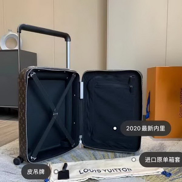 路易威登/LV Horizon 50拉杆箱,以个性创意革传奇经典,为标志性Monogram帆布点缀旅行贴饰,皮革边角保护和超大外置拉杆丰富智慧细节,打造优雅且实用的旅行伴侣