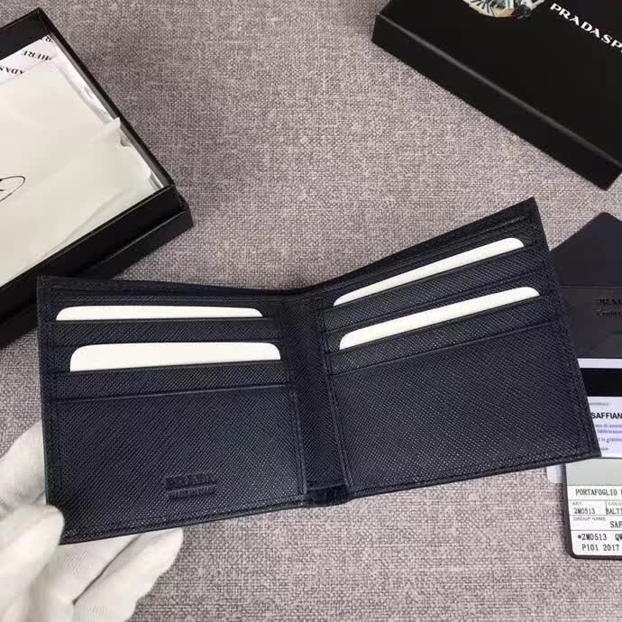 【原版皮】普拉达/Prada 短款钱夹,选用十字纹小牛皮裁制而成,边角点缀三角唛,经典之作,简单时尚,款号:2M0513