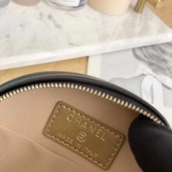 【原版皮】香奈儿/Chanel 金球系列小圆饼包,采用小羊皮精心裁制而成,柔软细腻搭配这季最火爆的链条,神奇的小金球能控制肩带长短,平时出门带的口红车钥匙纸巾都能放,款号:AS0366