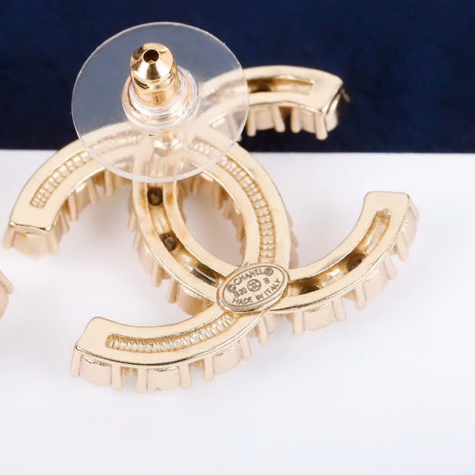 20秋季最新专柜款-Chanel经典款珍珠耳钉，细节满满的一款，以及背面五金的细腻，完美