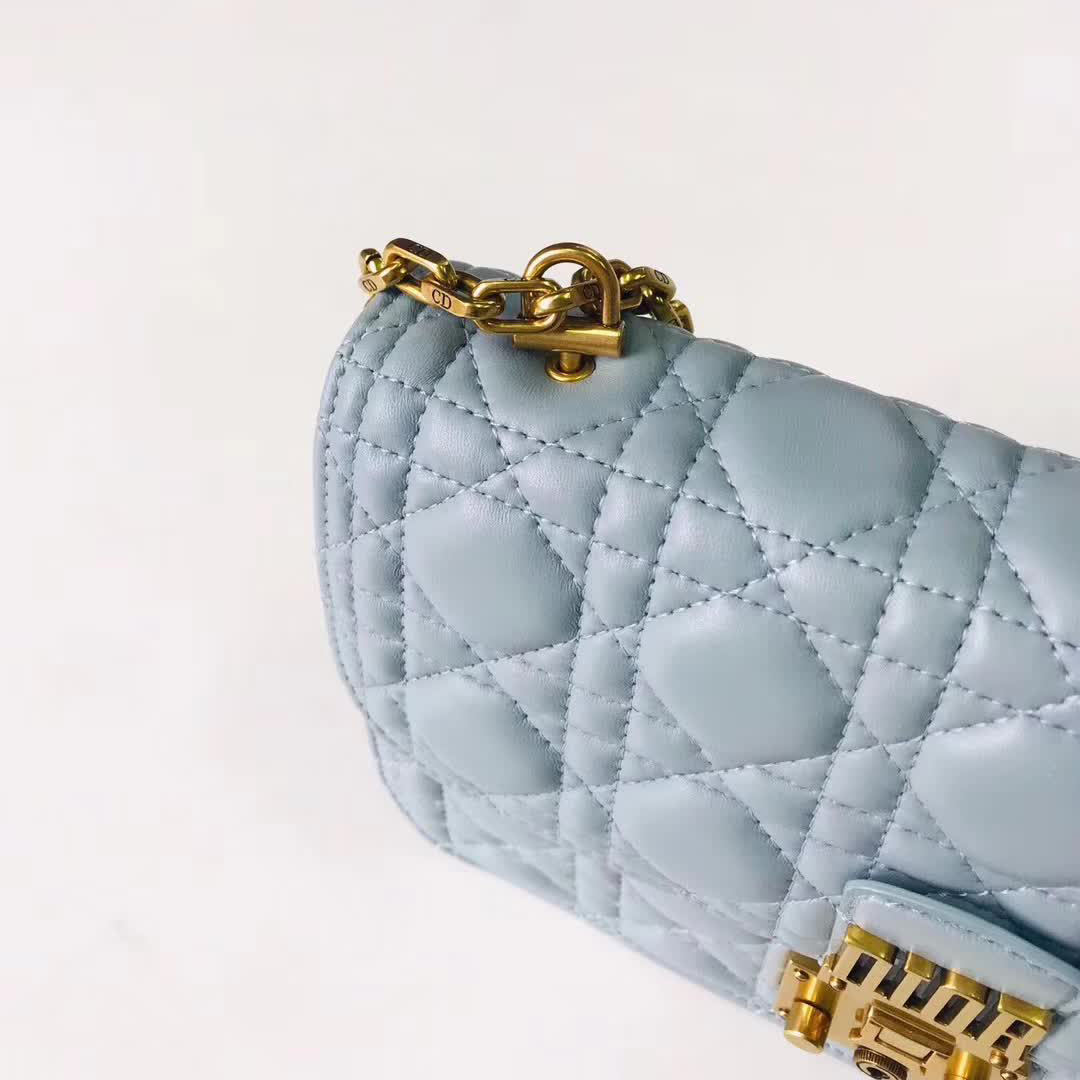 【原版皮】迪奥/Dior 链条包,选用小羊皮绗缝藤格纹,饰以精致又摩登复古品牌标识锁扣,很有年代感,搭配链条肩带,真是perfect