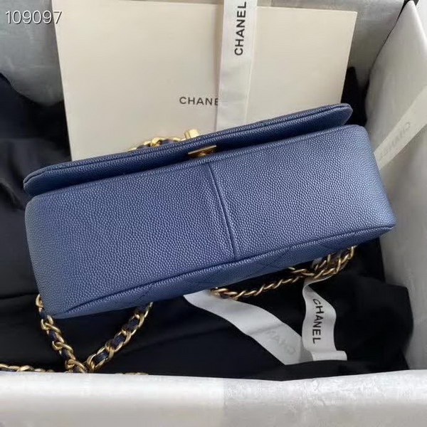 【原版皮】香奈儿/Chanel 新款口盖包,选用牛皮颗粒经过特殊工艺抛光,皮面略微亮闪闪,增加了耐磨度同时又超质感,经典的菱格纹设计,双C纽扣设计,19的皮穿金属粗链条,款号:AS1895