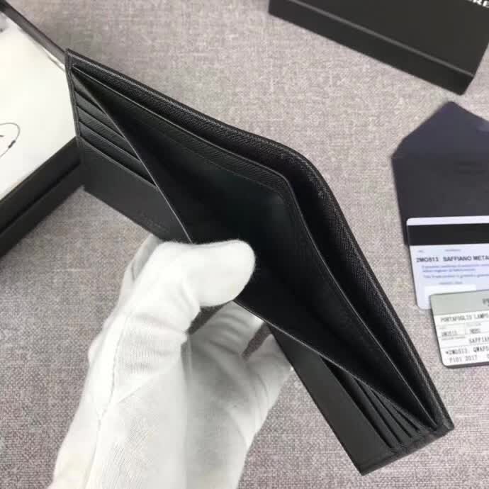 【原版皮】普拉达/Prada 短款钱夹,选用十字纹小牛皮裁制而成,边角点缀小公仔标识,经典之作,简单时尚,款号:2M0513