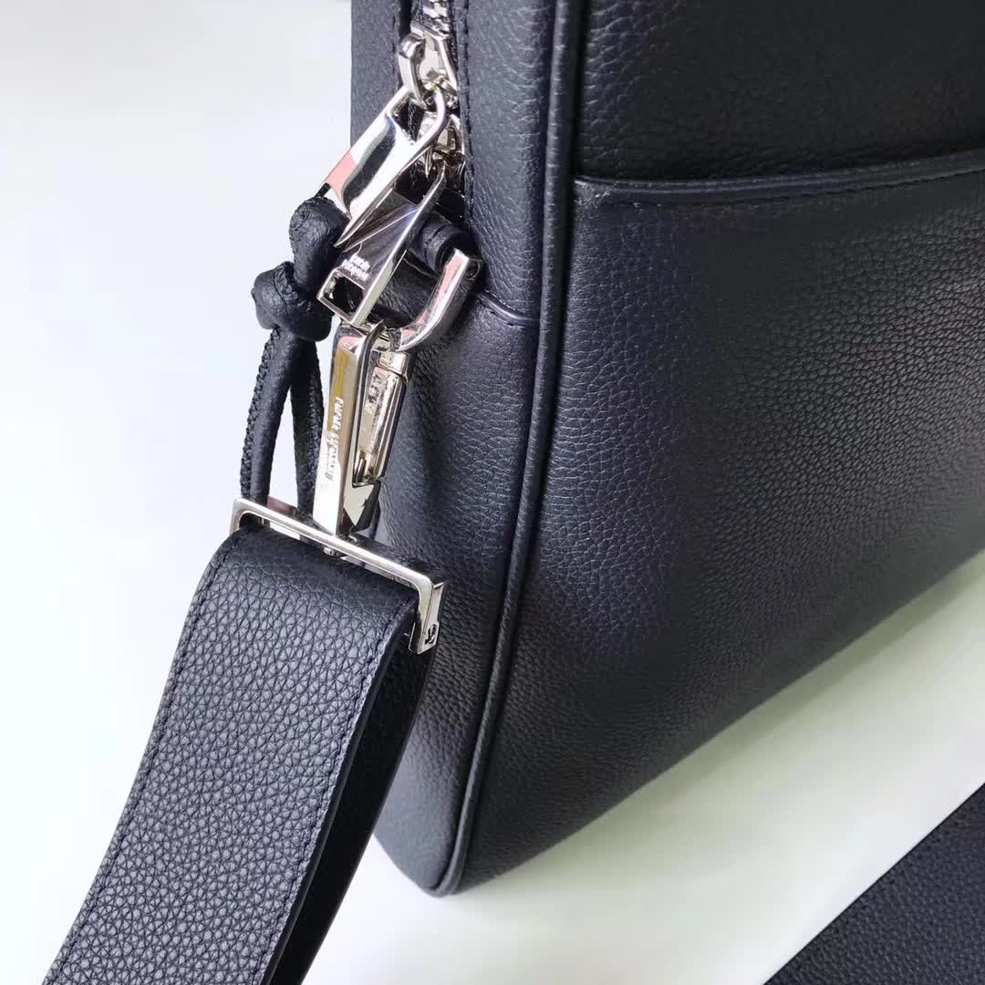 【原版皮】迪奥/Dior 男士公文包,选用粒面纹小牛皮裁制而成,采用传统工艺,是现代男士携带各类日常数据与文件的尚佳选择