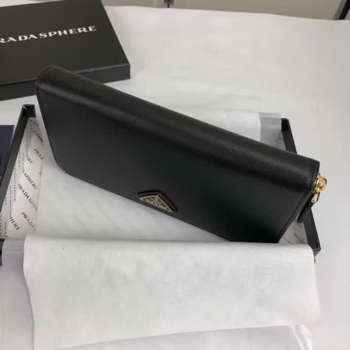 【原版皮】普拉达/Prada 拉链钱夹,选用十字纹小牛皮裁制而成,正面点缀三角唛徽标,经典之作,简单时尚,款号:1ML506