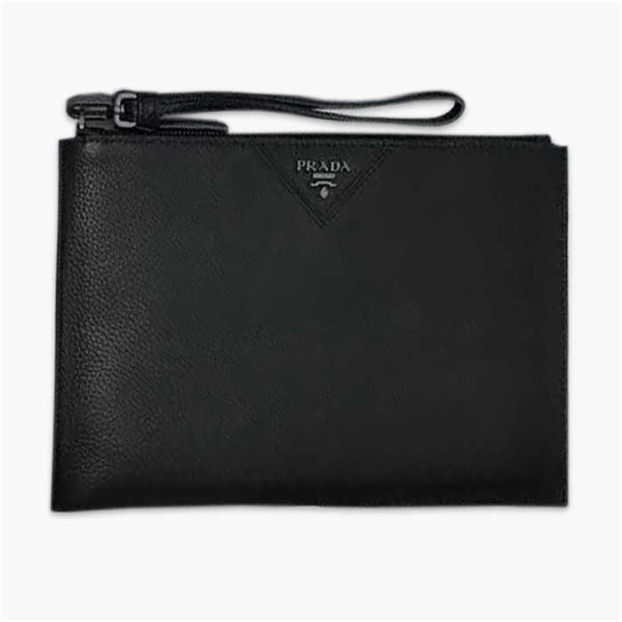 【原版皮】普拉达/Prada 男士手包,选用十字纹小牛皮裁制而成,正面点缀品牌三角散字徽标,款号:2NG05V