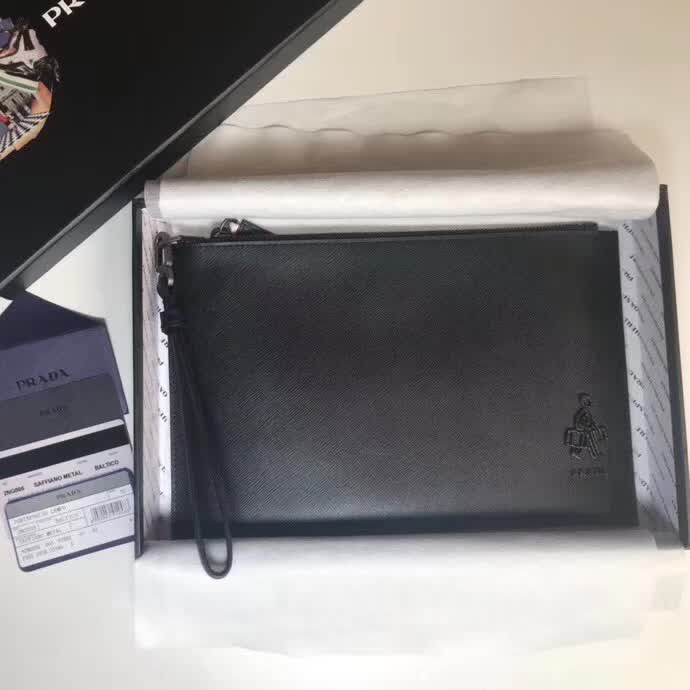 【原版皮】普拉达/Prada 男士手包,选用十字纹小牛皮裁制而成,边角点缀同色小公仔徽标,尽显高档时尚,低调而又奢华,款号:2NG005