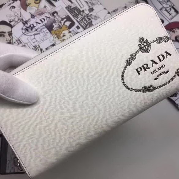 【原版皮】普拉达/Prada 拉链钱夹,选用十字纹牛皮裁制而成,饰以黑色经典丝印徽标,风格优雅简约,款号:2ML317