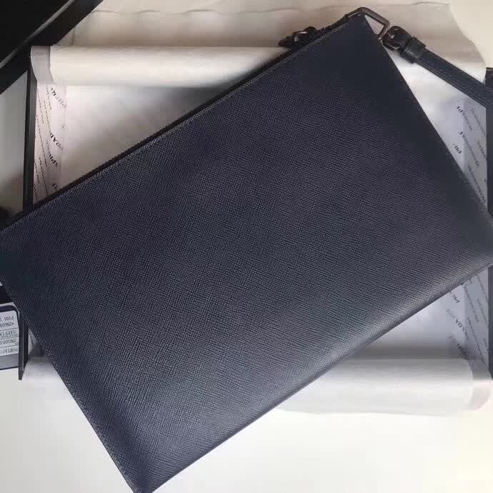 【原版皮】普拉达/Prada 男士手包,选用十字纹小牛皮裁制而成,边角点缀同色小公仔徽标,尽显高档时尚,低调而又奢华,款号:2NG005