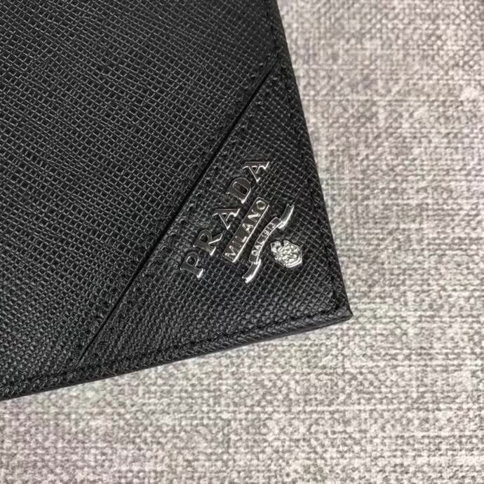 【原版皮】普拉达/Prada 短款钱夹,选用十字纹小牛皮裁制而成,边角点缀散字唛徽标,经典之作,简单时尚,款号:2M0738