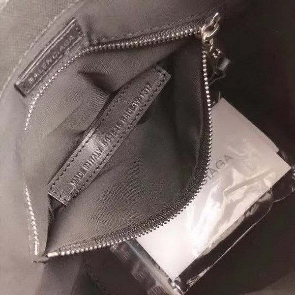 【原版皮】巴黎世家/Balenciaga, 帆布水桶手提包,黑白设计正面大小logo相衬,经典设计简约不轻易过时,帆布包轻盈易携带,容量却很赞,手提斜挎都是棒棒的