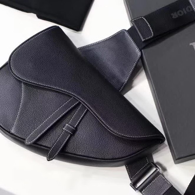 【原版皮】迪奥/Dior 马鞍包,选用颗粒纹小牛皮裁制而成,饰有Christian Dior带扣细节,彰显出自由与独特个性,看起来帅气又低调
