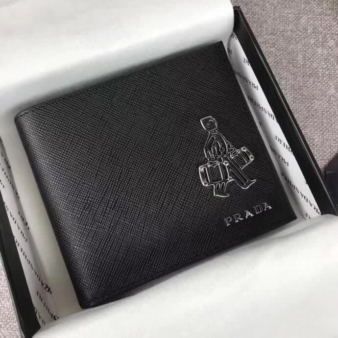 【原版皮】普拉达/Prada 短款钱夹,选用十字纹小牛皮裁制而成,边角点缀小公仔标识,经典之作,简单时尚,款号:2M0513