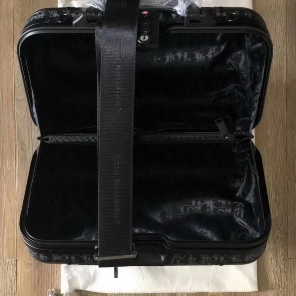 迪奥Dior X 日默瓦/RiMoWa 独家定制款化妆箱,汇集艺术,时尚与设计,领先时装周发售,体现精湛的手工匠艺和专业技术