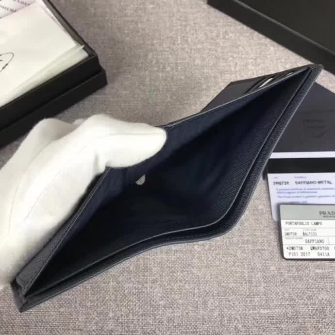 【原版皮】普拉达/Prada 短款钱夹,选用十字纹小牛皮裁制而成,边角点缀散字唛徽标,经典之作,简单时尚,款号:2M0738