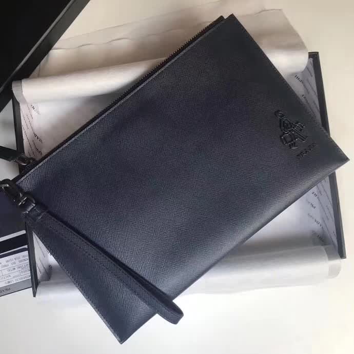 【原版皮】普拉达/Prada 男士手包,选用十字纹小牛皮裁制而成,边角点缀同色小公仔徽标,尽显高档时尚,低调而又奢华,款号:2NG005