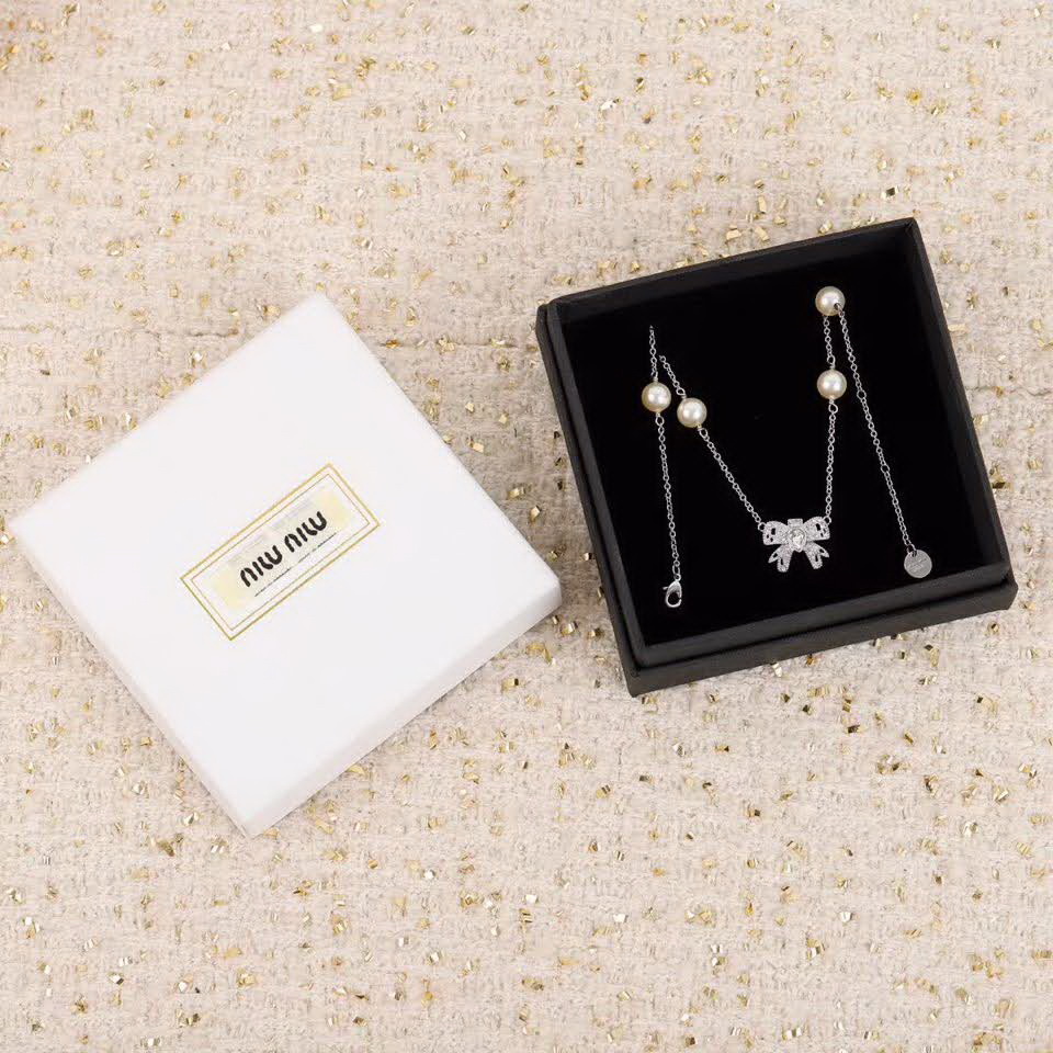 20秋季最新专柜款-缪缪Miu Miu2020新款项链,真心美到不行了,一致施华洛世奇幻彩珍珠,满钻的施华洛,特别的完美