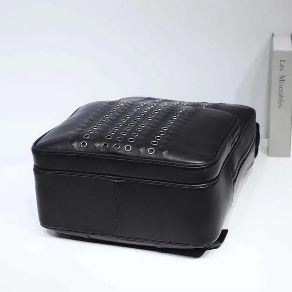 【原版皮】宝缇嘉/BV 男士双肩包,融合VN Eyelets工艺新颖呈现,光滑打蜡小牛皮基底上,大号金属孔眼条纹和intrecciato编织图案交织呈现,相映成趣,款号:80186608A