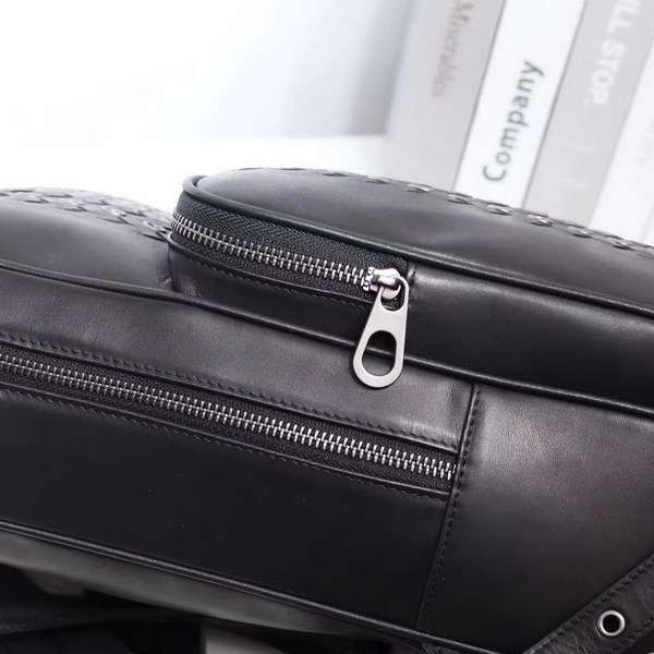 【原版皮】宝缇嘉/BV 男士双肩包,融合VN Eyelets工艺新颖呈现,光滑打蜡小牛皮基底上,大号金属孔眼条纹和intrecciato编织图案交织呈现,相映成趣,款号:80186608A