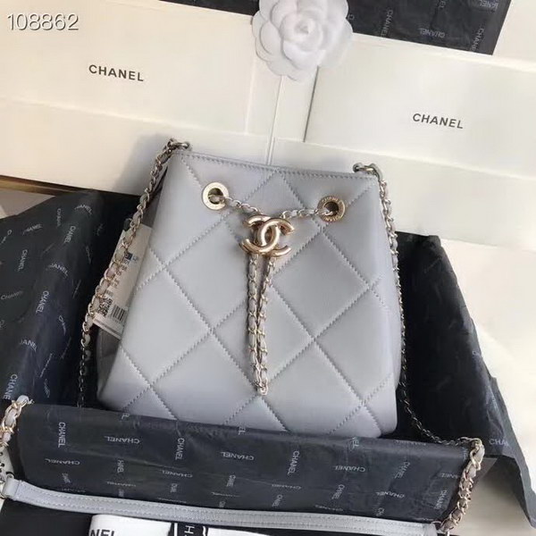 【原版皮】香奈儿/Chanel Mini小水桶包,上身简直太可爱了,这次的Hobo小水桶,长度刚好到腰部,相比之前的小水桶,这次最新款的水桶空格做得更加饱满,款号:AS1801