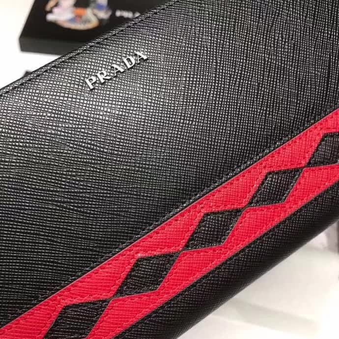 【原版皮】普拉达/Prada 拉链钱夹,选用十字纹牛皮裁制而成,饰以菱形拼色,精湛走线均匀整齐,油边顺滑,款号:2ML317