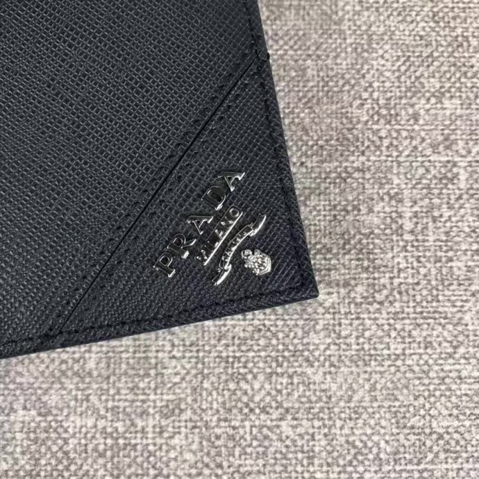 【原版皮】普拉达/Prada 短款钱夹,选用十字纹小牛皮裁制而成,边角点缀散字唛徽标,经典之作,简单时尚,款号:2M0738