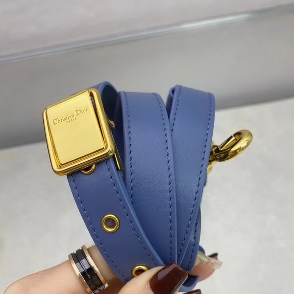 【原版皮】迪奥/Dior bobby 手袋,复古CD logo,硬挺的包身,五金做旧增加了复古感,不易磨损,采用光面牛皮革精心制作,饰以复古金色五金配件提升格调,柔软而富有质感,点缀有军装风格搭扣,款号:M9319