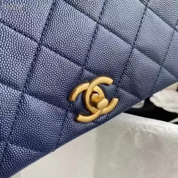 【原版皮】香奈儿/Chanel 新款口盖包,选用牛皮颗粒经过特殊工艺抛光,皮面略微亮闪闪,增加了耐磨度同时又超质感,经典的菱格纹设计,双C纽扣设计,19的皮穿金属粗链条,款号:AS1895