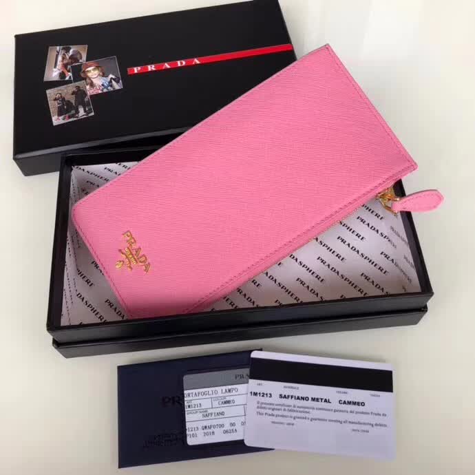 【原版皮】普拉达/Prada 卡包,男女通用款,选用十字纹牛皮裁制而成,点缀金色散字唛徽标,超大容量