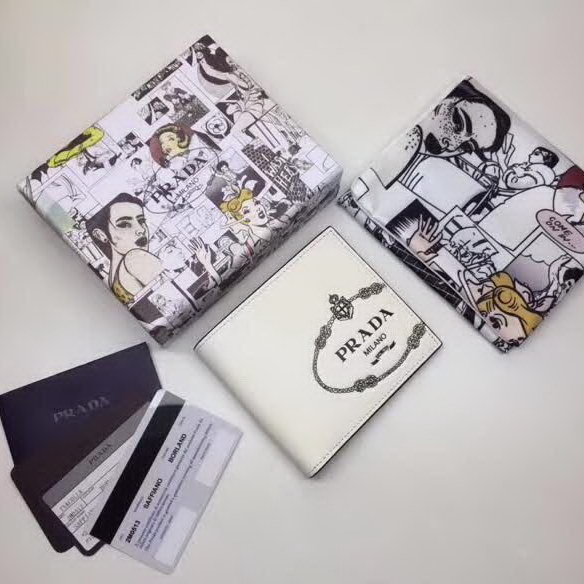 【原版皮】普拉达/Prada 短款钱夹,选用十字纹牛皮裁制而成,饰以黑色经典丝印徽标,风格优雅简约,款号:2M0513