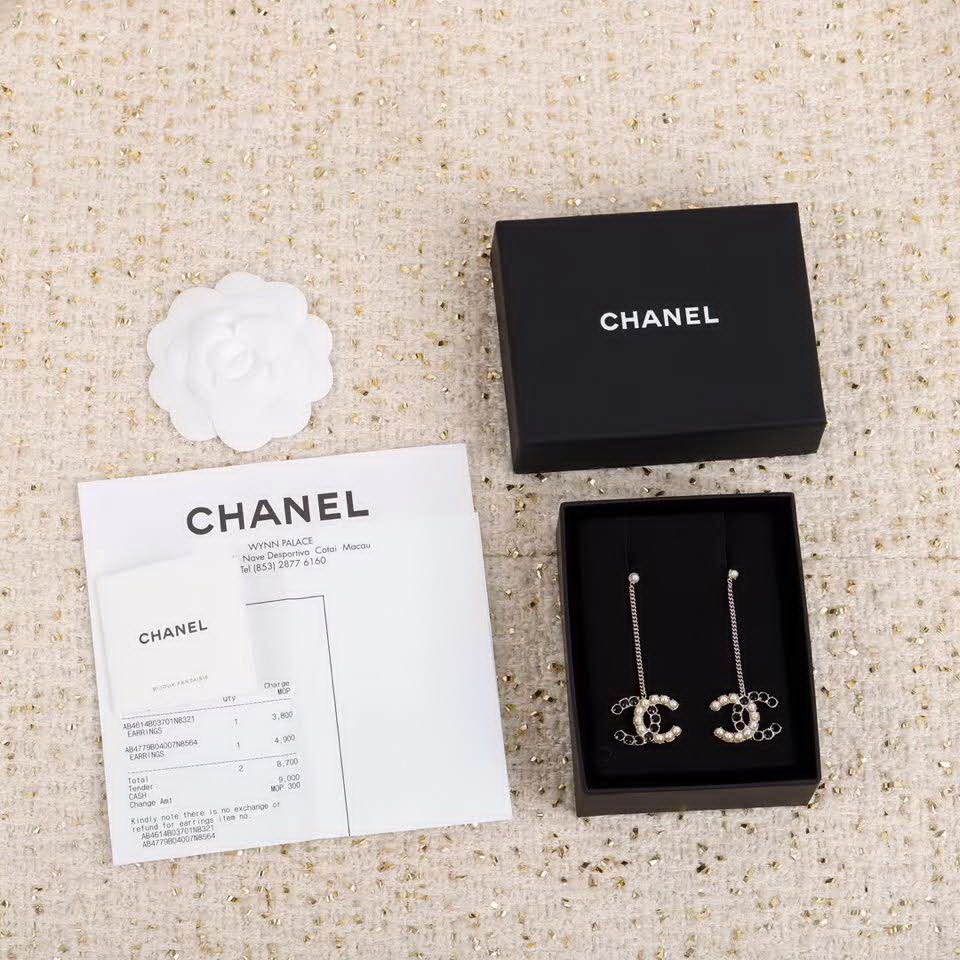 20秋季最新专柜款-Chanel经典款珍珠耳钉，细节满满的一款，以及背面五金的细腻，完美