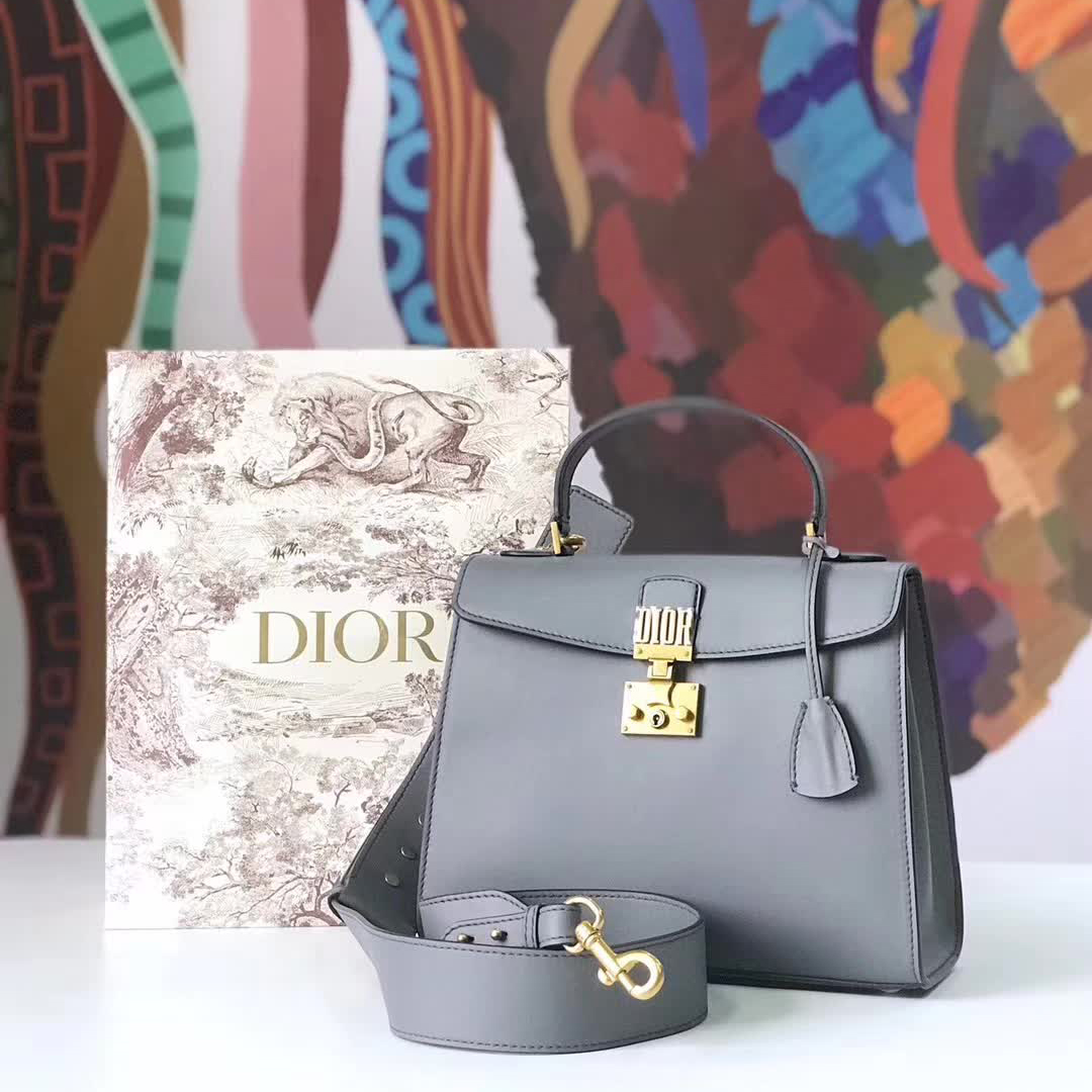 【原版皮】迪奥/Dior 手提包,选用平纹小牛皮裁制而成,饰以品牌标识字母锁扣,低调奢华,简约时尚
