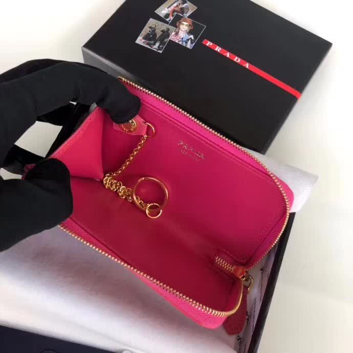 【原版皮】普拉达/Prada 钥匙包，车钥匙包，选用十字纹小牛皮裁制而成，点缀同色系三角唛徽标，简单实用，男女通用款，款号：1PP026