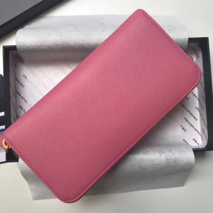【原版皮】普拉达/Prada 拉链钱夹,选用十字纹小牛皮裁制而成,正面点缀金色散字徽标,尽显高档时尚,低调而又奢华,款号:1ML506