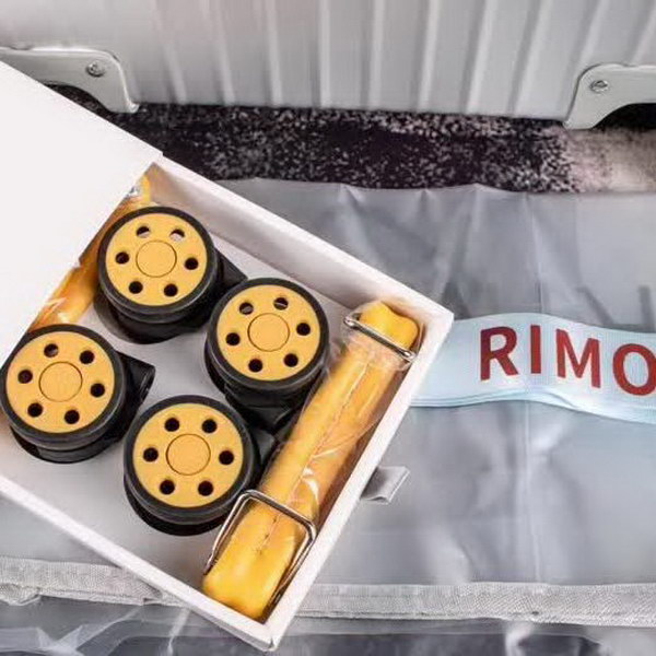 日默瓦/Rimowa 旅行箱,全铝镁合金,经典款的新版本,彩色皮质把手,购买就送透明套,4个轮子,2个手把,绑带,想怎么换就怎么换,永远是街头机场最靓的你