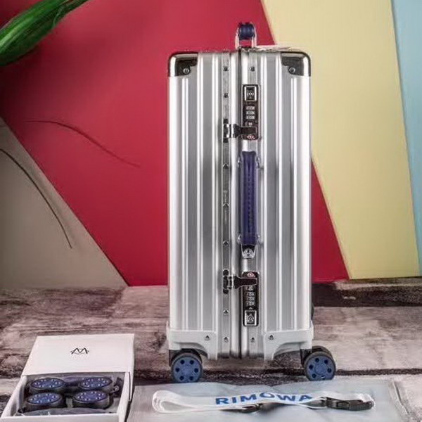 日默瓦/Rimowa 旅行箱,全铝镁合金,经典款的新版本,彩色皮质把手,购买就送透明套,4个轮子,2个手把,绑带,想怎么换就怎么换,永远是街头机场最靓的你