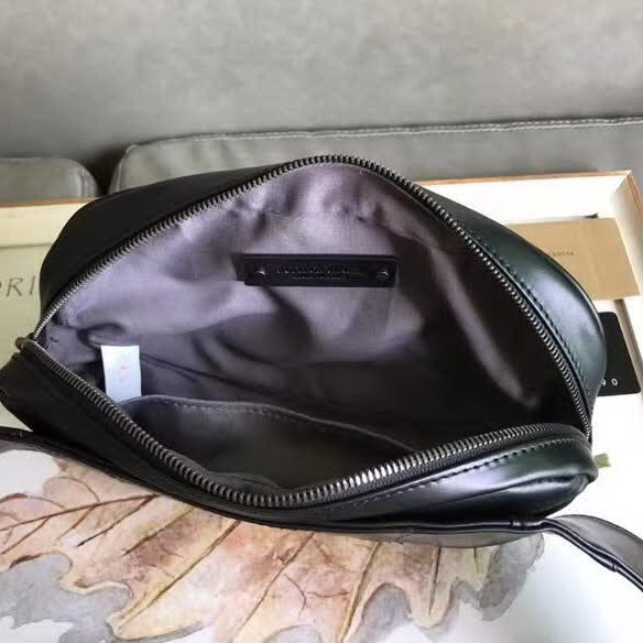 【原版皮】葆蝶家/Bottega Veneta 胸包,经典爆款,选用高光胎牛皮裁制而成,搭配哑锖色五金,所有材料都精挑细选