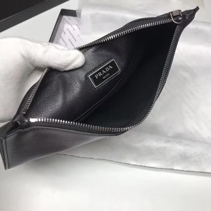 【原版皮】普拉达/Prada 男士手包,选用十字纹小牛皮裁制而成,正面点缀品牌三角散字徽标,款号:2NG05V