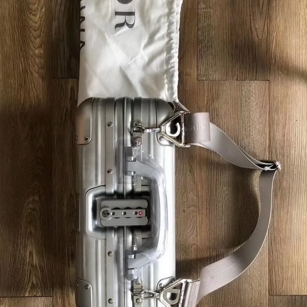 迪奥Dior X 日默瓦/RiMoWa 独家定制款化妆箱,汇集艺术,时尚与设计,领先时装周发售,体现精湛的手工匠艺和专业技术