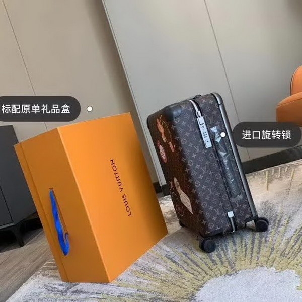 路易威登/LV Horizon 50拉杆箱,以个性创意革传奇经典,为标志性Monogram帆布点缀旅行贴饰,皮革边角保护和超大外置拉杆丰富智慧细节,打造优雅且实用的旅行伴侣