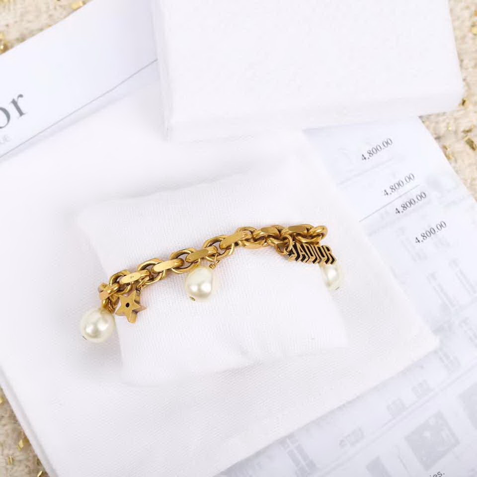 20秋季最新专柜款-Dior真心每款设计都很让人欣喜,这个手链看起来普普通通,光订珍珠就花了很久时间,五金一起设计,整体给人清新脱俗,不失时尚,调节链条,适合任何手腕,非常推荐