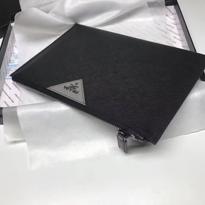 【原版皮】普拉达/Prada 男士手包,选用十字纹小牛皮裁制而成,正面点缀品牌三角散字徽标,款号:2NG05V