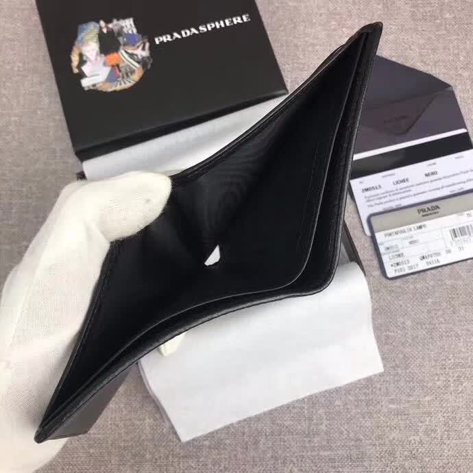 【原版皮】普拉达/Prada 短款钱夹,选用摔纹小牛皮裁制而成,边角热压印字母标识,经典之作,简单时尚,款号:2M0513