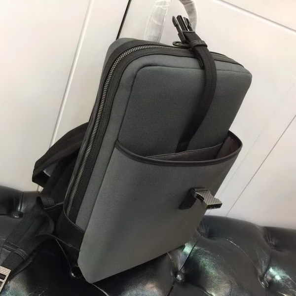 【原版皮】宝缇嘉/BV 男士双肩包,运用Meridian工艺制作,色彩绚丽,高度实用的同时又不失时尚风采,标志性刻花金属夹扣闭合,柔软加衬,有效保护高科技设备,款号:80187708