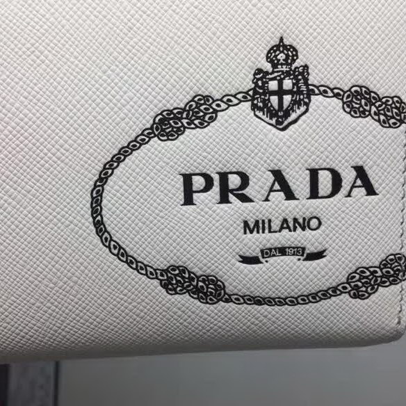 【原版皮】普拉达/Prada 拉链钱夹,选用十字纹牛皮裁制而成,饰以黑色经典丝印徽标,风格优雅简约,款号:2ML317