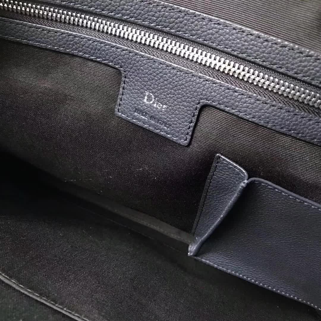 【原版皮】迪奥/Dior 男士公文包,选用粒面纹小牛皮裁制而成,采用传统工艺,是现代男士携带各类日常数据与文件的尚佳选择
