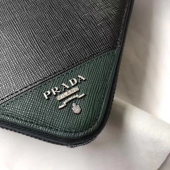 【原版皮】普拉达/Prada 拉链钱夹,选用十字纹小牛皮裁制而成,边角点缀三角散字徽标,经典之作,简单时尚,款号:2ML317